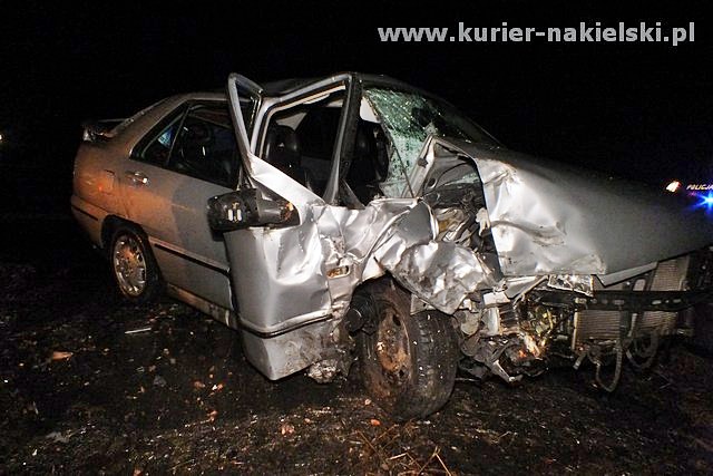 Seat Toledo uderzył w drzewo