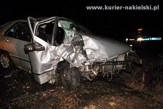 Seat Toledo uderzył w drzewo