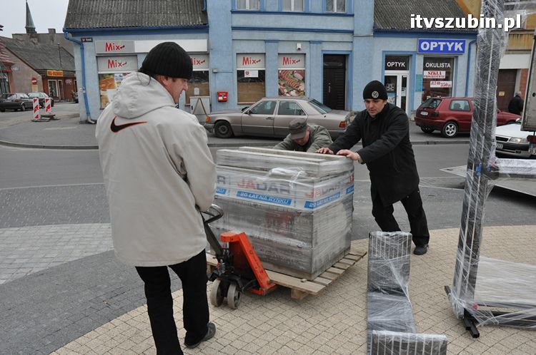 Wystawa plenerowa już na rynku, zainstalowano stojaki wystawiennicze