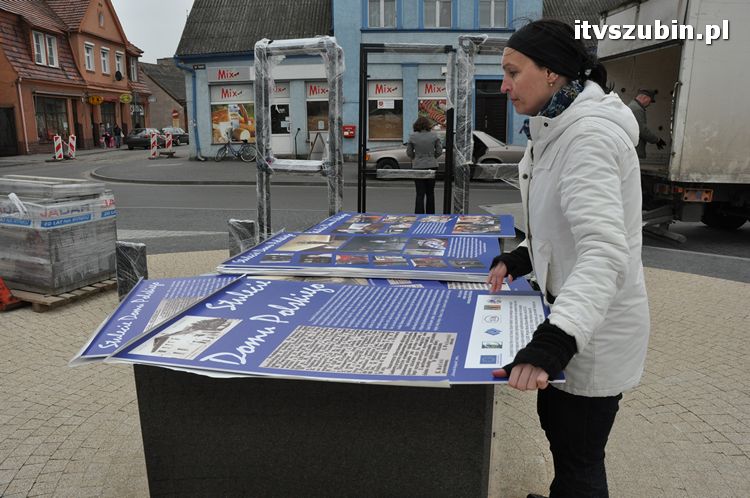 Wystawa plenerowa już na rynku, zainstalowano stojaki wystawiennicze