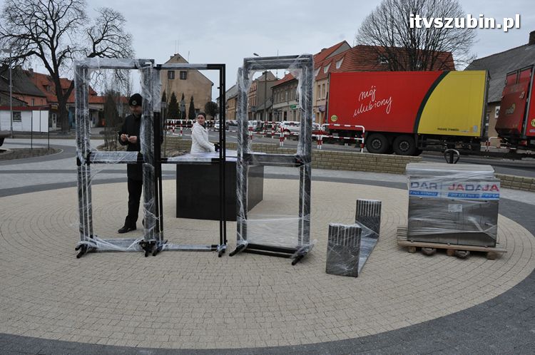 Wystawa plenerowa już na rynku, zainstalowano stojaki wystawiennicze