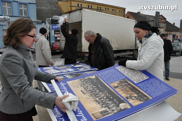Wystawa plenerowa już na rynku, zainstalowano stojaki wystawiennicze