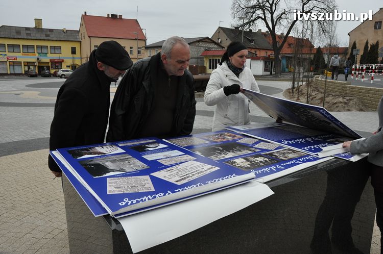 Wystawa plenerowa już na rynku, zainstalowano stojaki wystawiennicze
