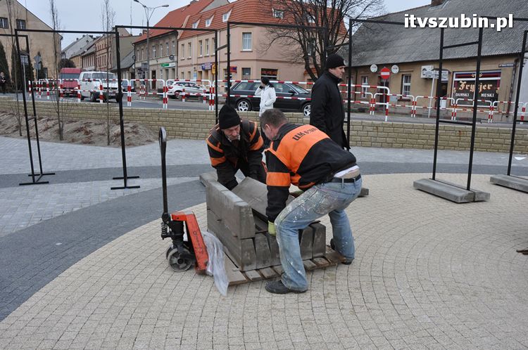 Wystawa plenerowa już na rynku, zainstalowano stojaki wystawiennicze