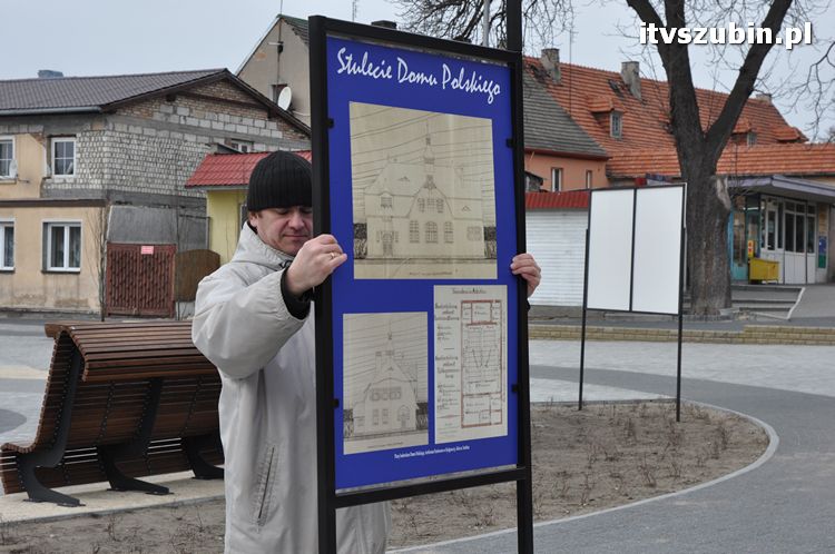 Wystawa plenerowa już na rynku, zainstalowano stojaki wystawiennicze