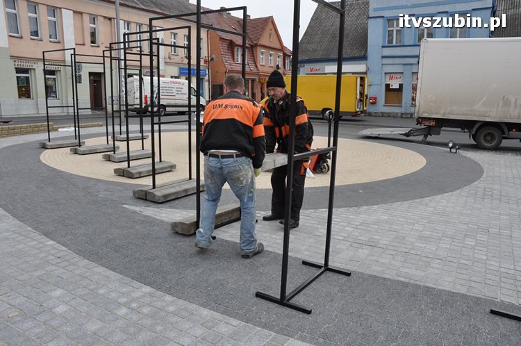 Wystawa plenerowa już na rynku, zainstalowano stojaki wystawiennicze
