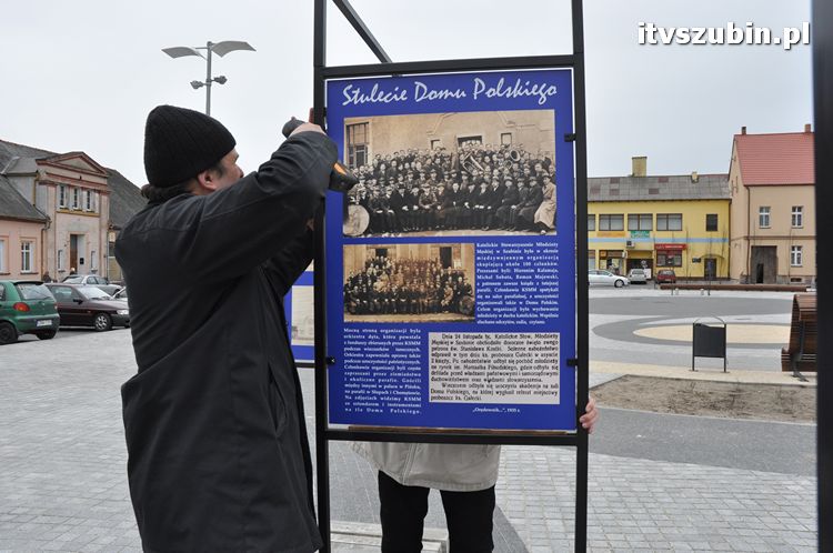 Wystawa plenerowa już na rynku, zainstalowano stojaki wystawiennicze