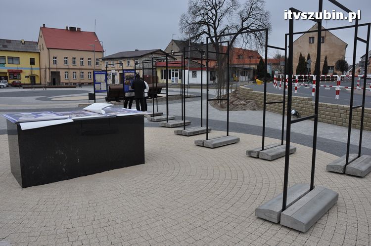 Wystawa plenerowa już na rynku, zainstalowano stojaki wystawiennicze