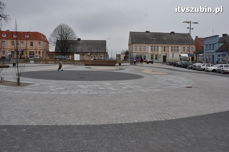 Wystawa plenerowa już na rynku, zainstalowano stojaki wystawiennicze