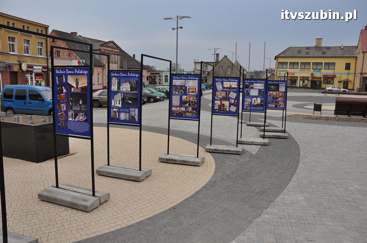 Wystawa plenerowa już na rynku, zainstalowano stojaki wystawiennicze