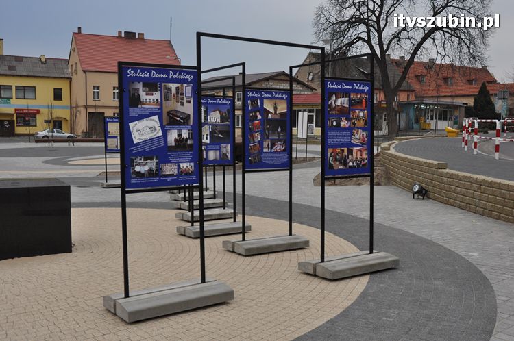 Wystawa plenerowa już na rynku, zainstalowano stojaki wystawiennicze