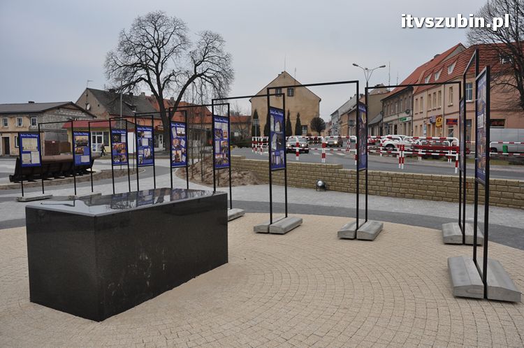 Wystawa plenerowa już na rynku, zainstalowano stojaki wystawiennicze