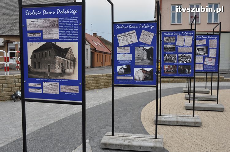 Wystawa plenerowa już na rynku, zainstalowano stojaki wystawiennicze