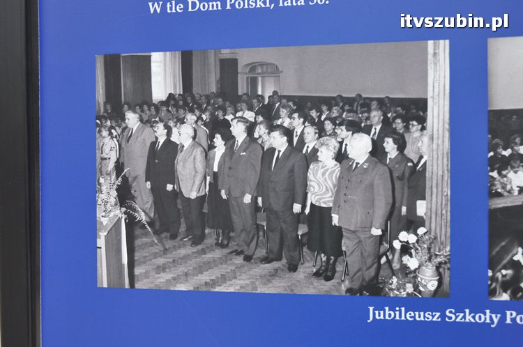 Wystawa plenerowa już na rynku, zainstalowano stojaki wystawiennicze
