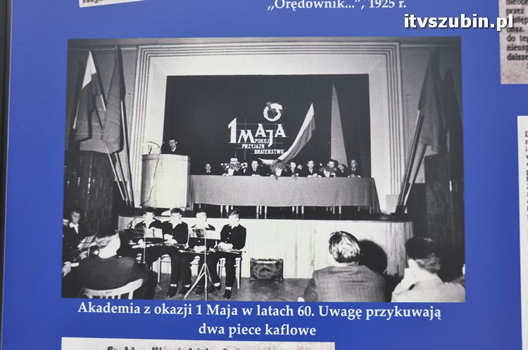 Wystawa plenerowa już na rynku, zainstalowano stojaki wystawiennicze