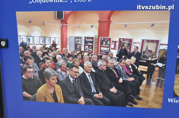 Wystawa plenerowa już na rynku, zainstalowano stojaki wystawiennicze