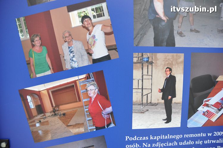 Wystawa plenerowa już na rynku, zainstalowano stojaki wystawiennicze