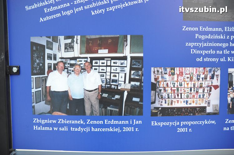 Wystawa plenerowa już na rynku, zainstalowano stojaki wystawiennicze