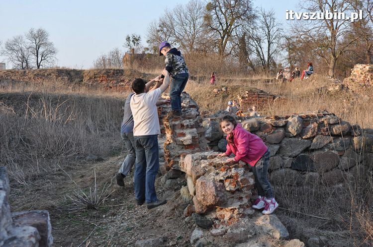 Powitanie wiosny przy ruinach szubińskiego zamku