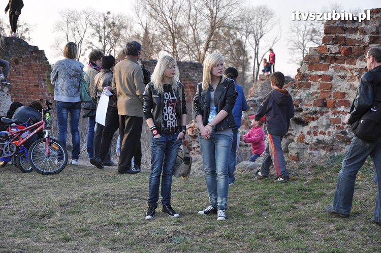 Powitanie wiosny przy ruinach szubińskiego zamku