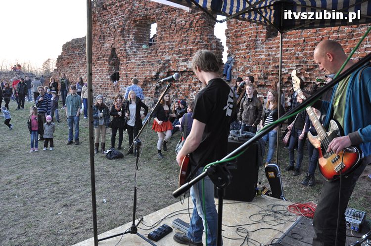 Powitanie wiosny przy ruinach szubińskiego zamku