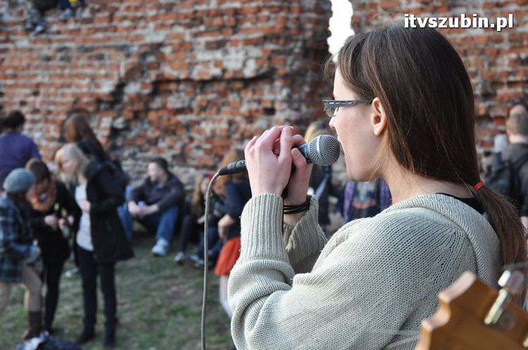 Powitanie wiosny przy ruinach szubińskiego zamku