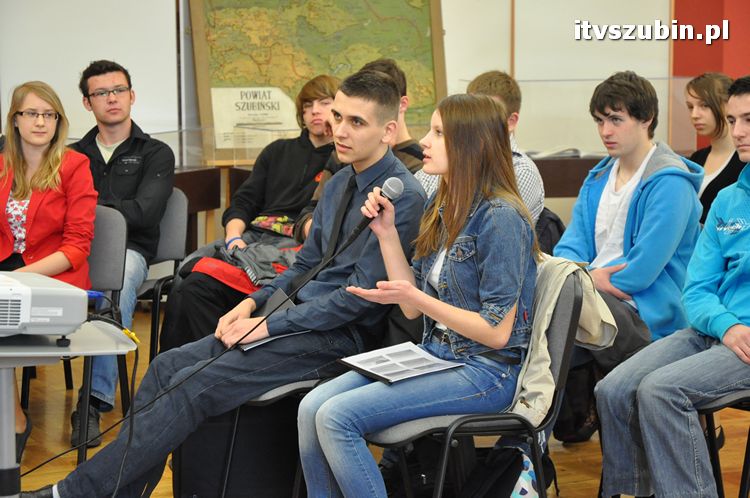 Uczennice Gimnazjum nr 1 chcą uczestniczyć w XVIII Sesji Sejmu Dzieci i Młodzieży w 2012 roku [FILM]