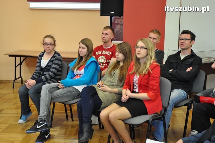 Uczennice Gimnazjum nr 1 chcą uczestniczyć w XVIII Sesji Sejmu Dzieci i Młodzieży w 2012 roku [FILM]
