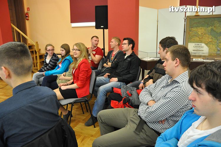 Uczennice Gimnazjum nr 1 chcą uczestniczyć w XVIII Sesji Sejmu Dzieci i Młodzieży w 2012 roku [FILM]