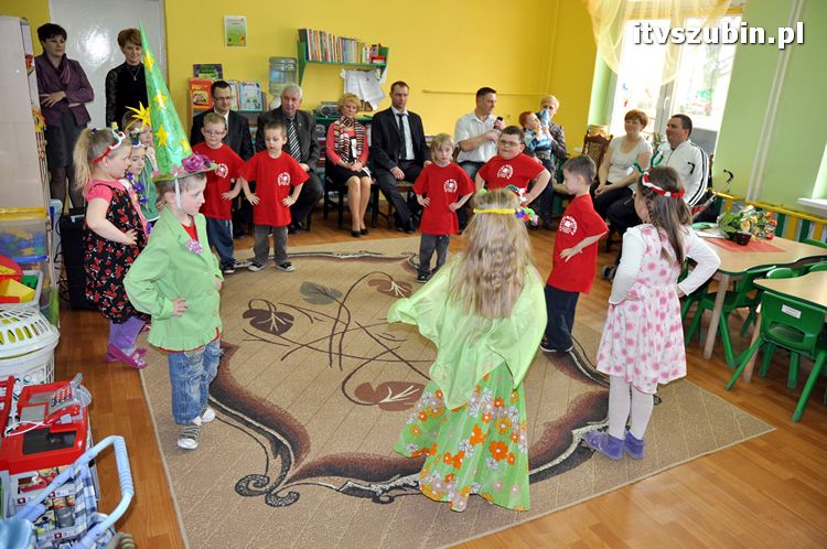 Fundacja Eko-Wtórpol ufundowała dwa czeki po 5000 zł dla dzieci z szubińskiego przedszkola