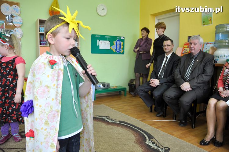 Fundacja Eko-Wtórpol ufundowała dwa czeki po 5000 zł dla dzieci z szubińskiego przedszkola
