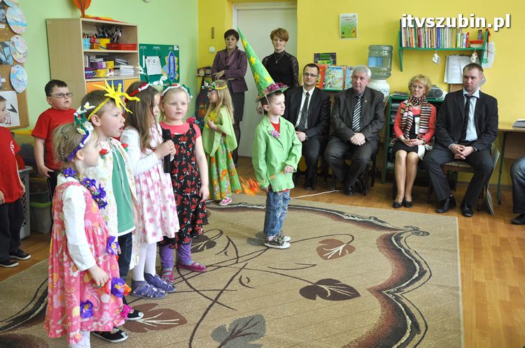 Fundacja Eko-Wtórpol ufundowała dwa czeki po 5000 zł dla dzieci z szubińskiego przedszkola