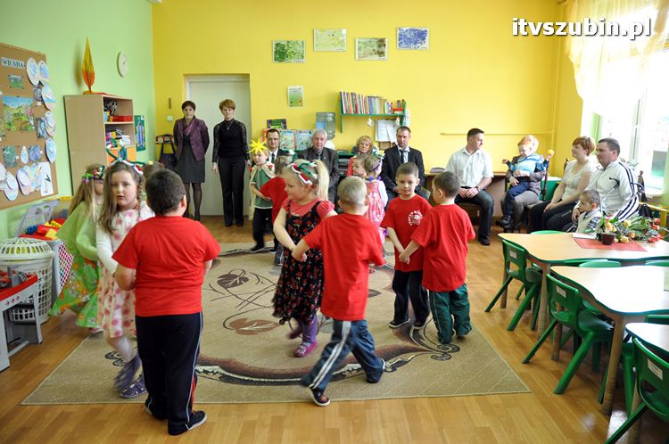 Fundacja Eko-Wtórpol ufundowała dwa czeki po 5000 zł dla dzieci z szubińskiego przedszkola