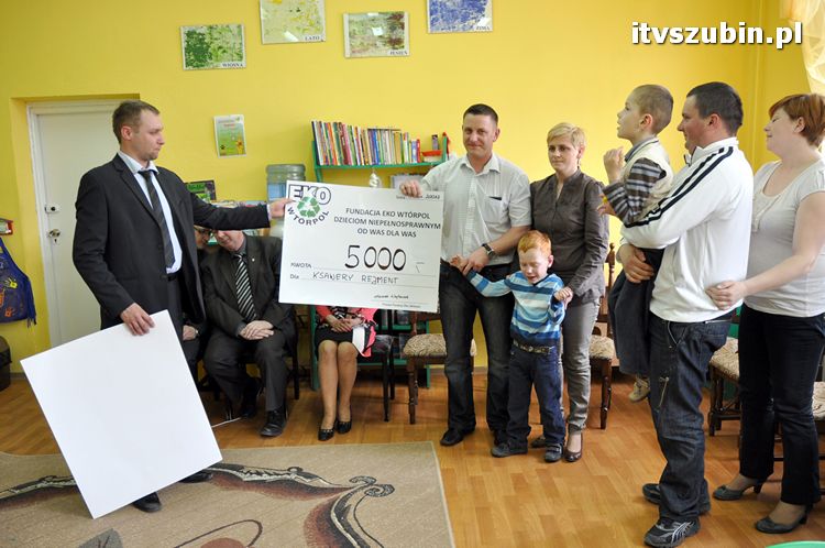 Fundacja Eko-Wtórpol ufundowała dwa czeki po 5000 zł dla dzieci z szubińskiego przedszkola
