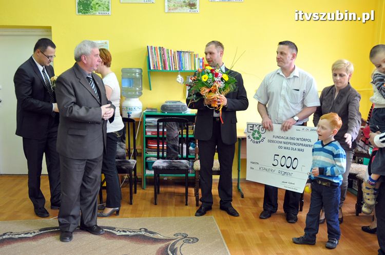 Fundacja Eko-Wtórpol ufundowała dwa czeki po 5000 zł dla dzieci z szubińskiego przedszkola