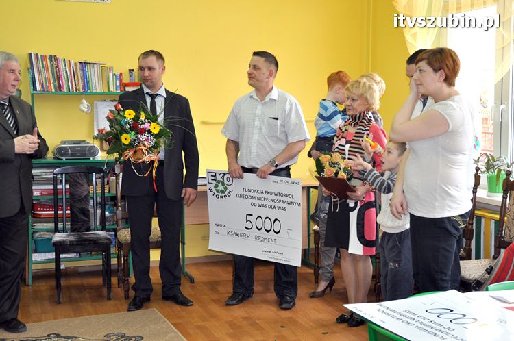Fundacja Eko-Wtórpol ufundowała dwa czeki po 5000 zł dla dzieci z szubińskiego przedszkola