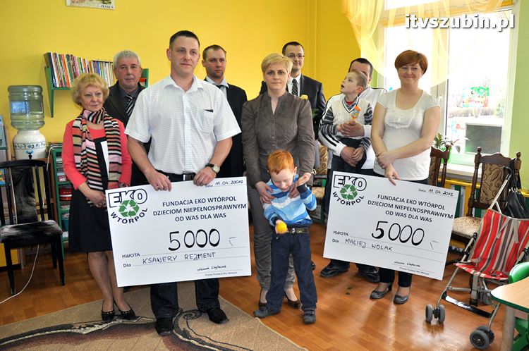 Fundacja Eko-Wtórpol ufundowała dwa czeki po 5000 zł dla dzieci z szubińskiego przedszkola