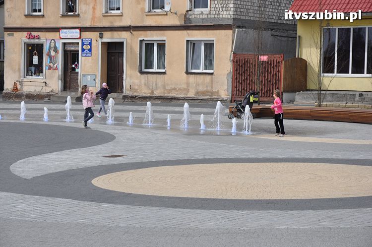 Szubiński rynek pełen bawiących się dzieci