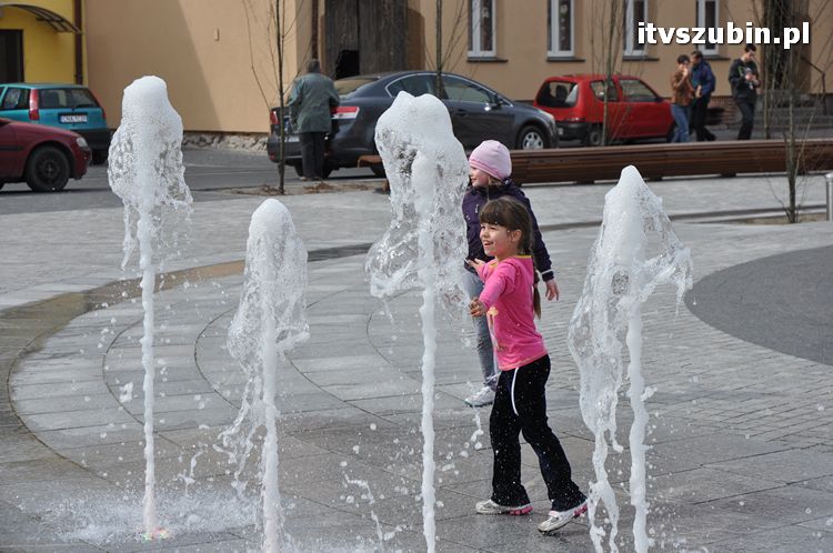 Szubiński rynek pełen bawiących się dzieci