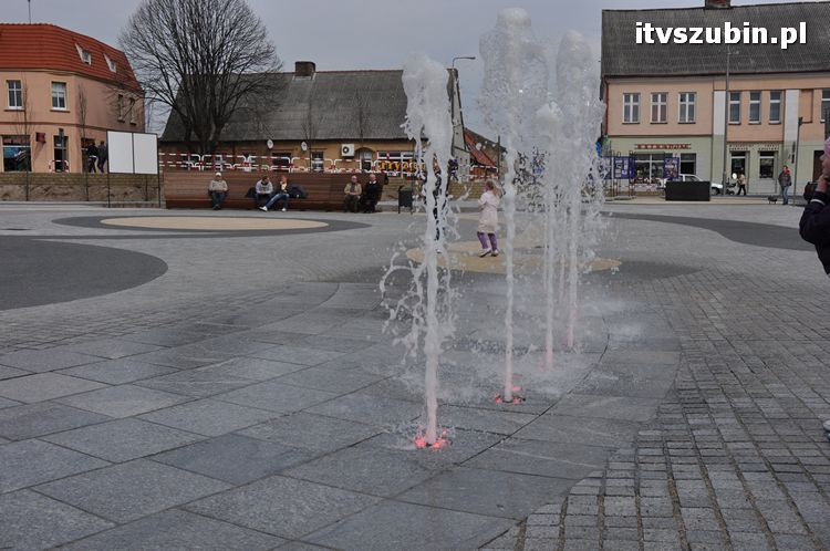 Szubiński rynek pełen bawiących się dzieci