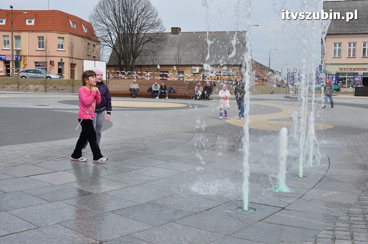 Szubiński rynek pełen bawiących się dzieci