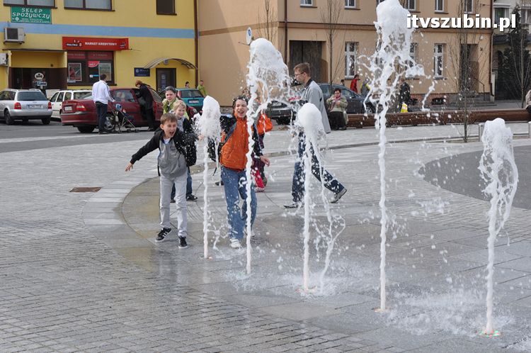 Szubiński rynek pełen bawiących się dzieci