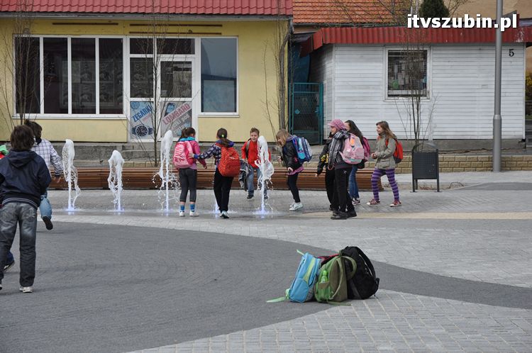 Szubiński rynek pełen bawiących się dzieci