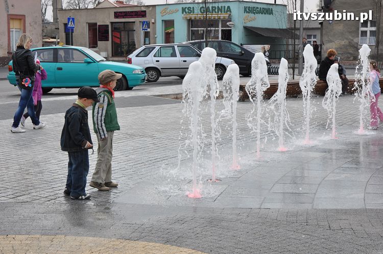 Szubiński rynek pełen bawiących się dzieci