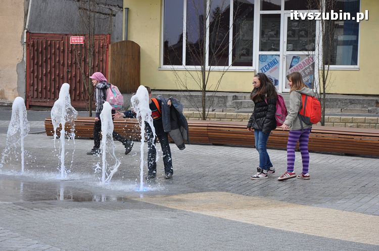 Szubiński rynek pełen bawiących się dzieci