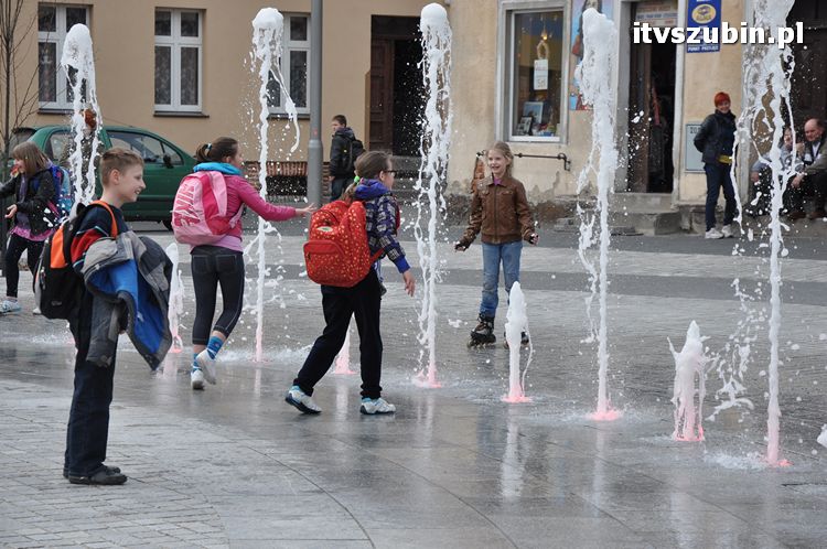 Szubiński rynek pełen bawiących się dzieci