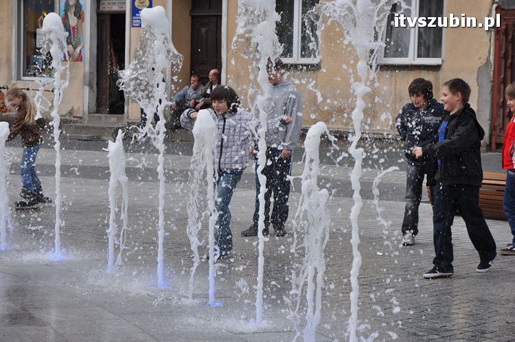 Szubiński rynek pełen bawiących się dzieci