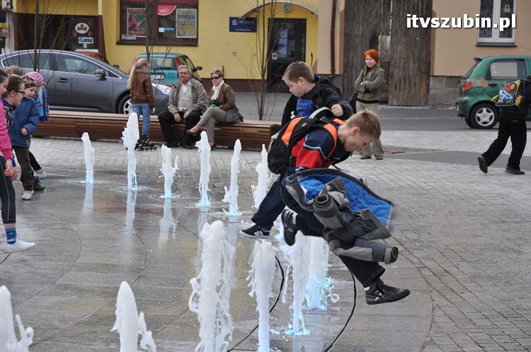 Szubiński rynek pełen bawiących się dzieci