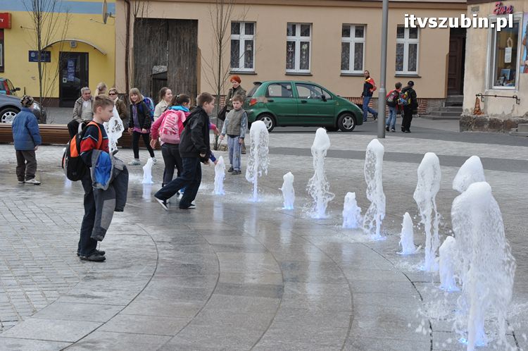 Szubiński rynek pełen bawiących się dzieci