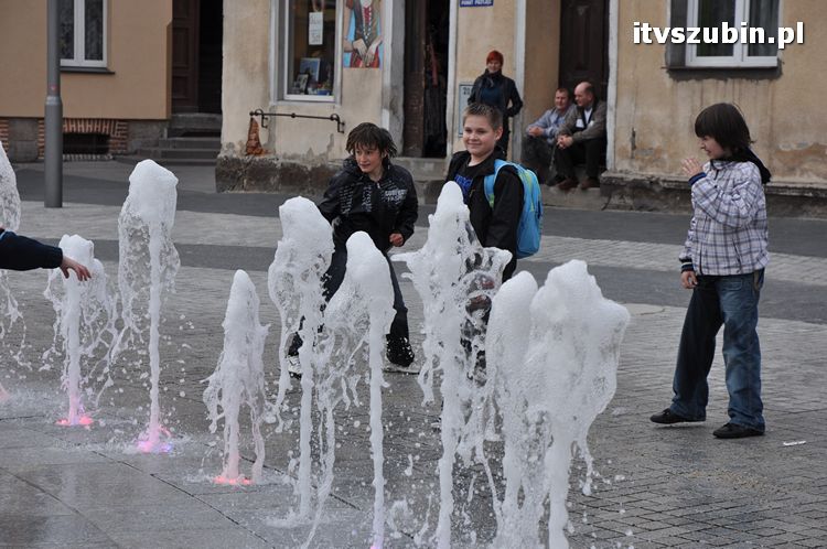 Szubiński rynek pełen bawiących się dzieci